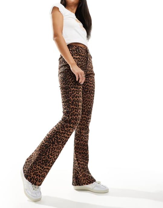 Miss Selfridge leopardfärgade utsvängda jeans - Image 2