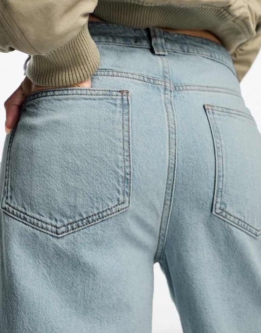 ASOS DESIGN – Ljusblå jeans med vida ben och mönster - Image 3