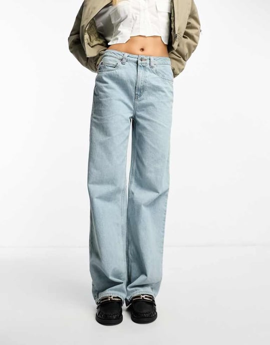 ASOS DESIGN – Ljusblå jeans med vida ben och mönster - Image 4