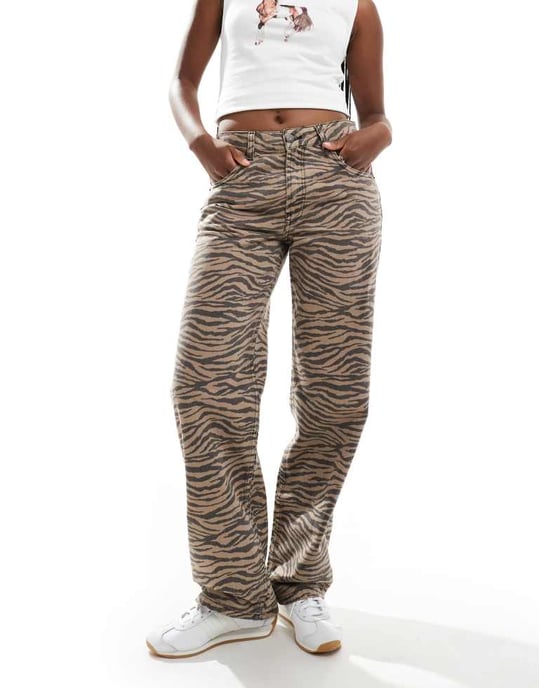 ASOS DESIGN – Baggy jeans med tigermönster - Image 3