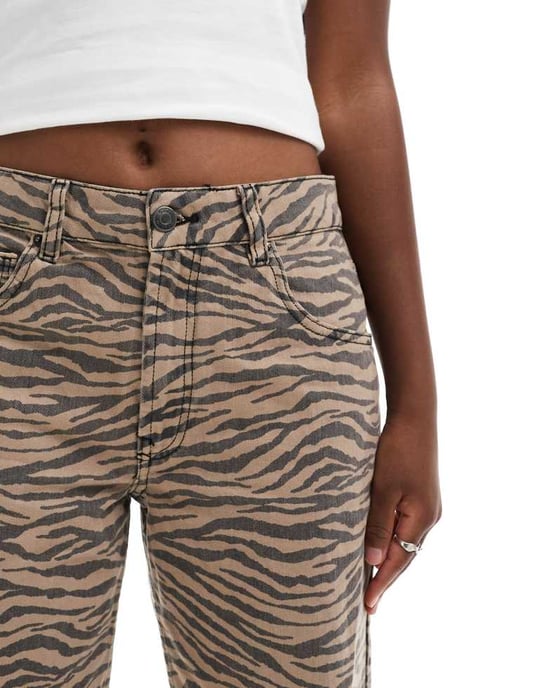 ASOS DESIGN – Baggy jeans med tigermönster - Image 4