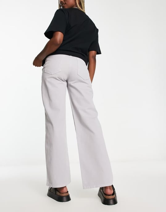 ASOS DESIGN – Isgrå jeans med vida ben och mönster - Image 2
