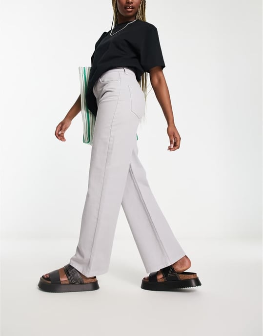 ASOS DESIGN – Isgrå jeans med vida ben och mönster - Image 4