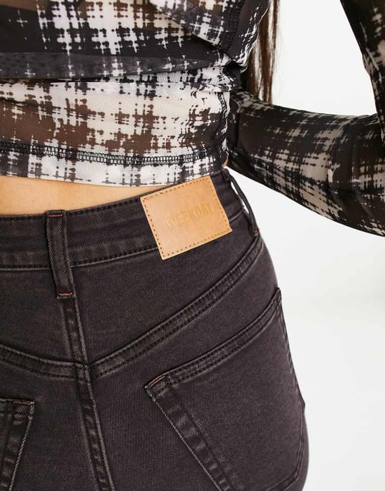 Weekday Glow – Svarta, utsvängda stretchjeans med hög midja och lyxiga mönster - Image 3