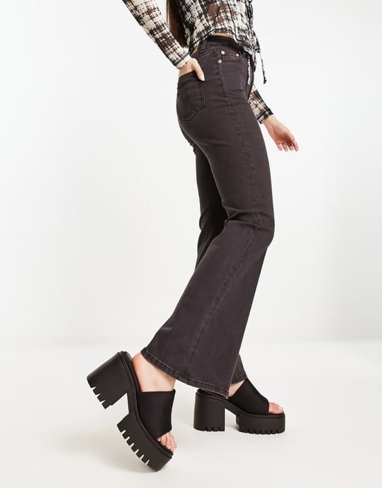 Weekday Glow – Svarta, utsvängda stretchjeans med hög midja och lyxiga mönster - Image 4