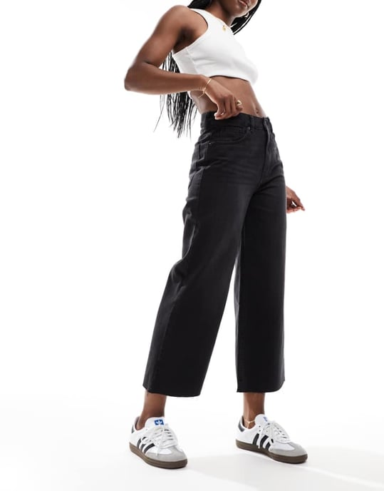 ASOS DESIGN – Svarta, tvättade, beskurna jeans med vida ben - Image 1