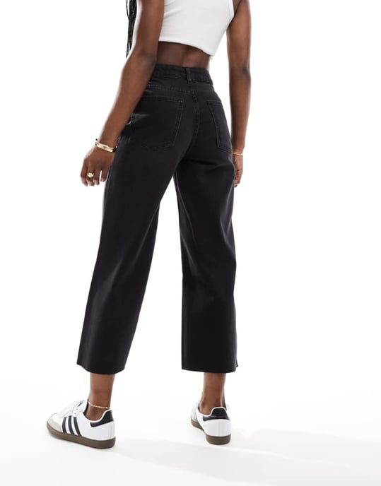 ASOS DESIGN – Svarta, tvättade, beskurna jeans med vida ben - Image 3