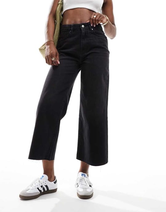 ASOS DESIGN – Svarta, tvättade, beskurna jeans med vida ben - Image 4