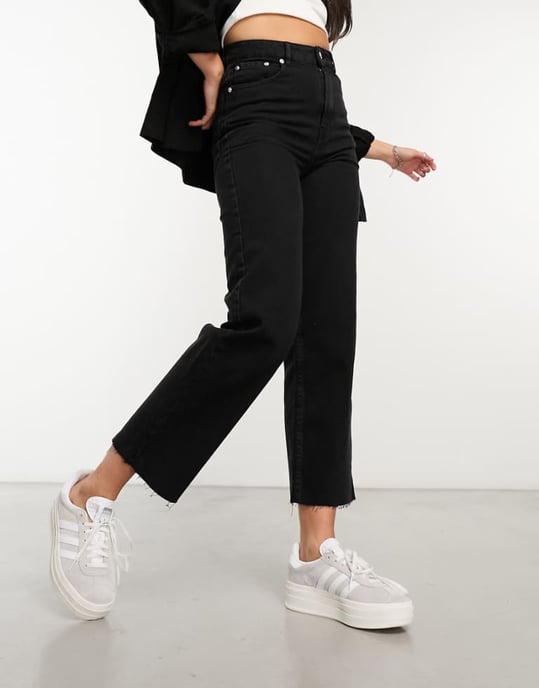 ASOS DESIGN – Svarta, korta, bekväma, stretchiga jeans med raka ben - Image 1