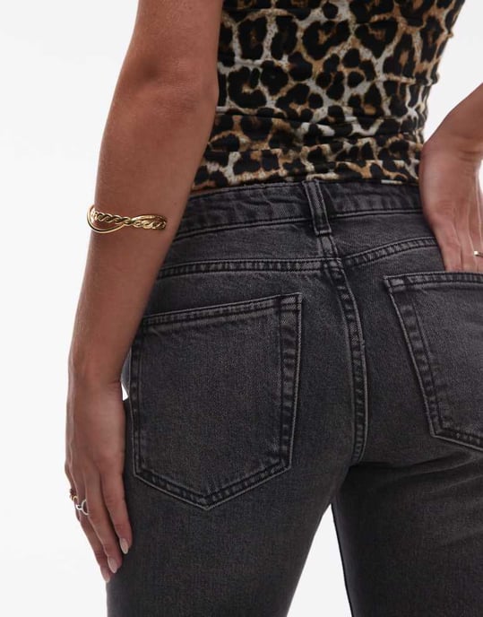 Topshop Petite – Svarta, raka, beskurna jeans med medelhög midja och råa fållar - Image 4