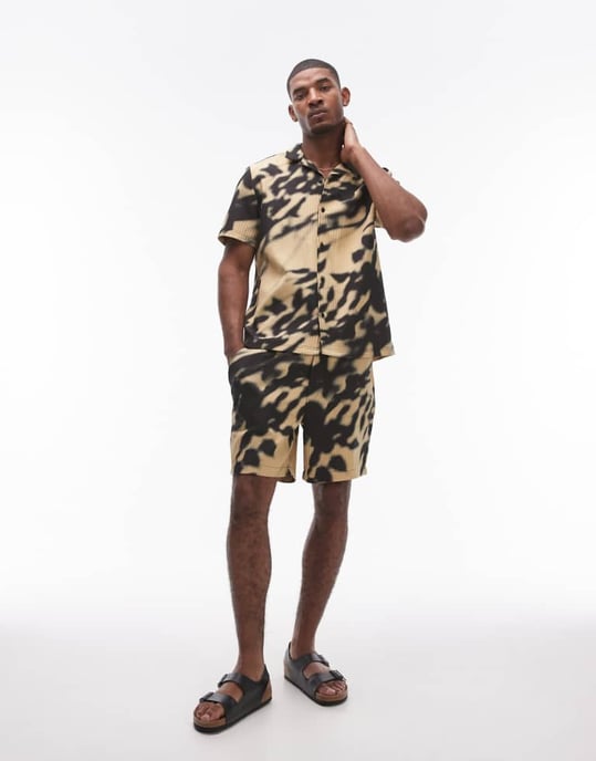 Topman – Svart plisserad skjorta med kort ärm och suddigt tryck, del av set - Image 2