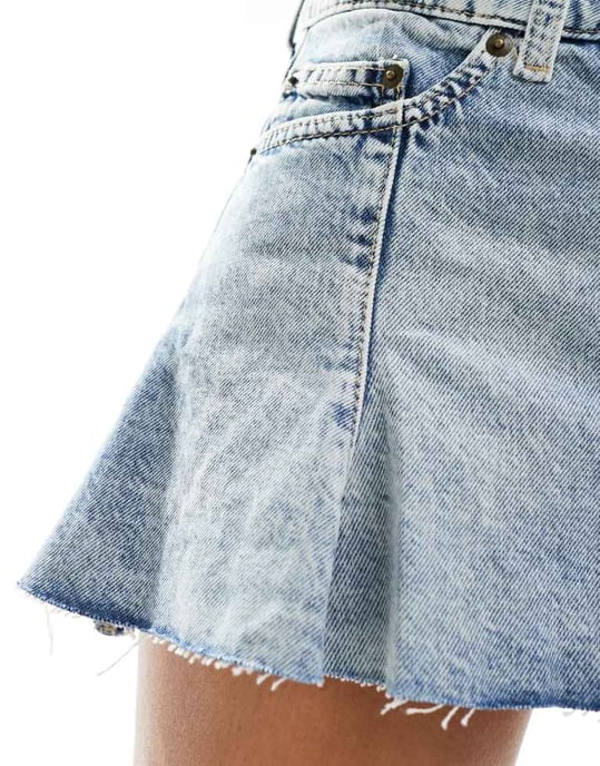 Weekday Soho – Ljusblå tvättad minikjol i utsvängd denim - Image 3