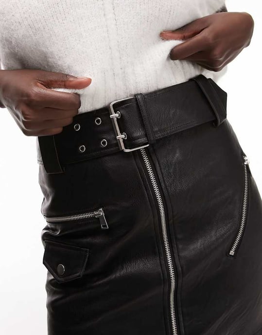Topshop Tall – Svart minikjol i läderimitation med bikermotiv - Image 4