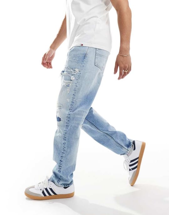 Tommy Jeans – Isaac – Ljustvättade avsmalnande jeans med slitning - Image 3