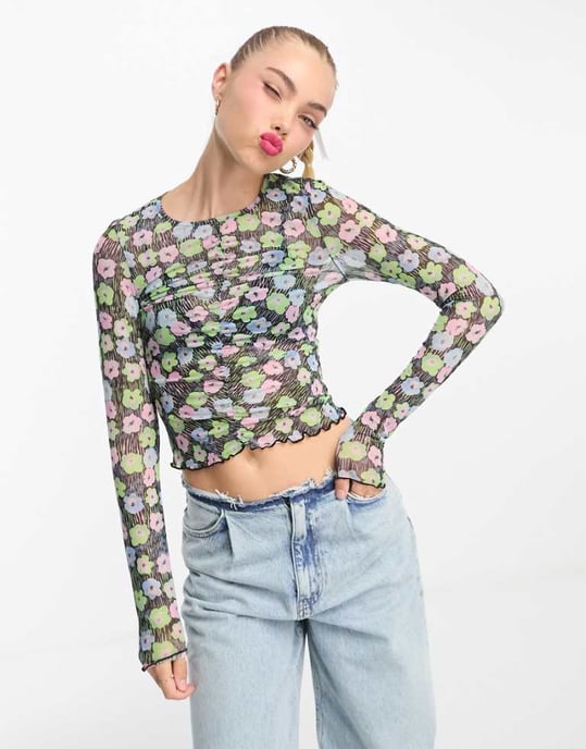 Monki – Svart blommig långärmad meshtopp med rynkor framtill - Image 1