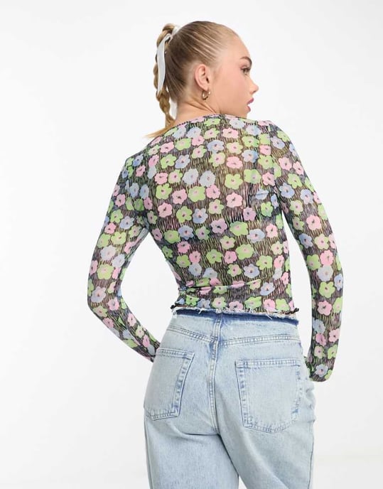 Monki – Svart blommig långärmad meshtopp med rynkor framtill - Image 2