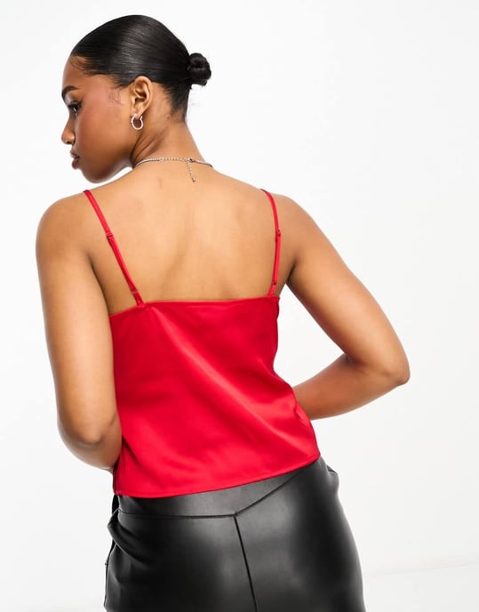 Monki – Röd topp i satin med volanger - Image 3