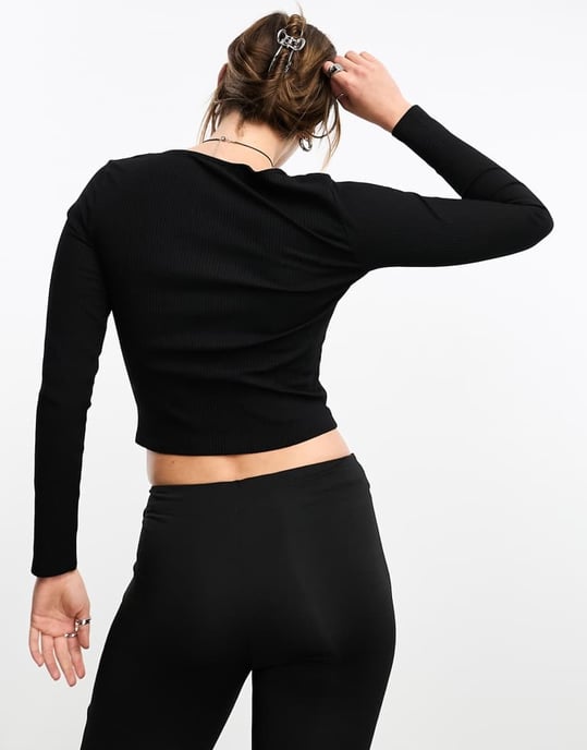 Monki – Svart, långärmad topp med crop top - Image 2