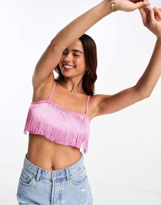 Monki – Rosa, kort topp med fransar - Image 1