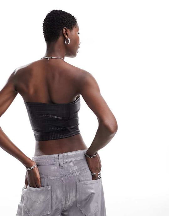 Monk – Svart ribbad bandeau-topp med foliemotiv - Image 2