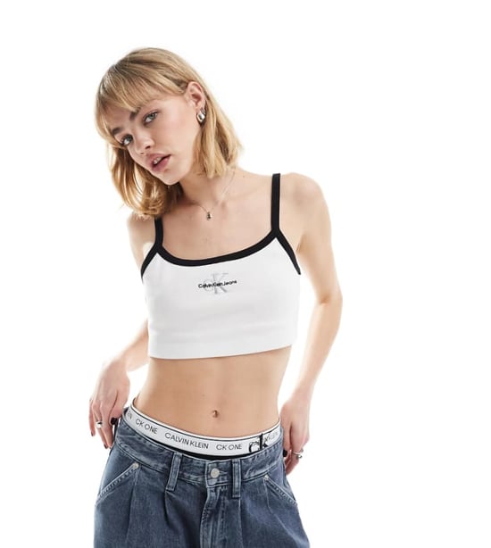 Calvin Klein Jeans – Vitt, ribbat crop linne med monologomotiv – Exklusivt för ASOS - Image 1