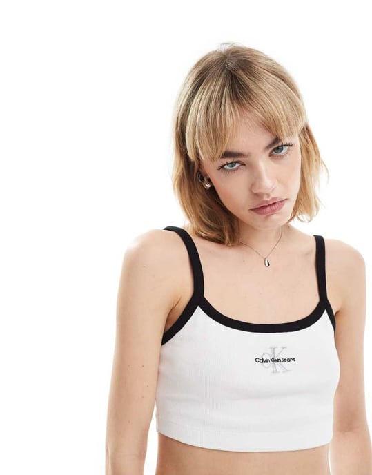 Calvin Klein Jeans – Vitt, ribbat crop linne med monologomotiv – Exklusivt för ASOS - Image 4