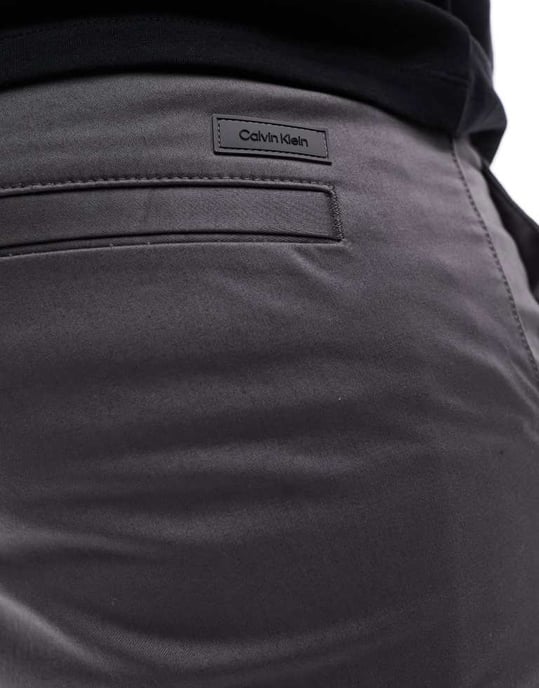 Calvin Klein – Big & Tall – Grå, smala chinos i satin med stretch - Image 4