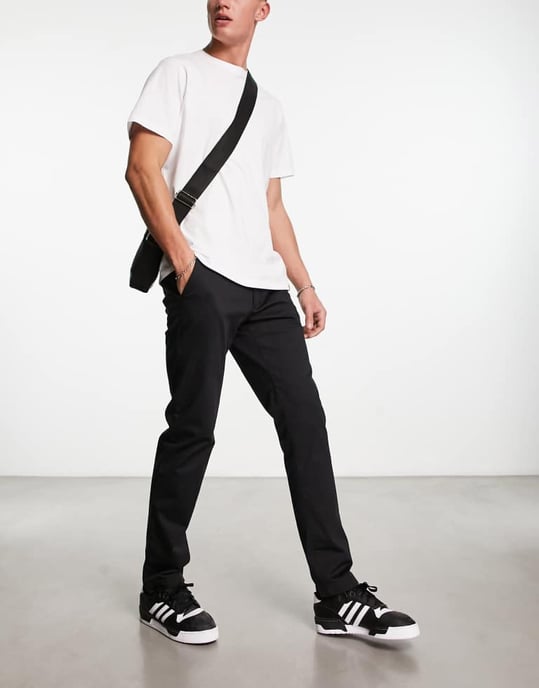 Calvin Klein – Svarta chinos i satin med smala ben - Image 3