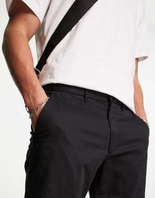 Calvin Klein – Svarta chinos i satin med smala ben - Image 4