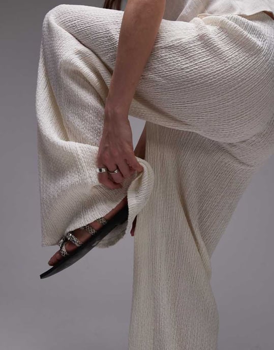 Topshop – Krämfärgade texturerade strandbyxor med vida ben - Image 3