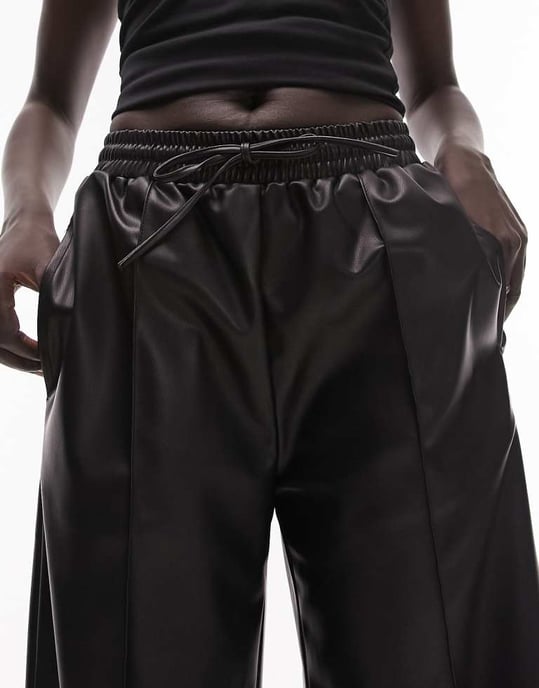 Topshop Petite – Svarta joggingbyxor i konstläder med raka ben - Image 3
