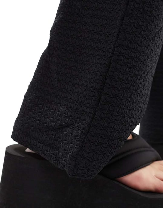 Monki – Svarta, strukturerade byxor med raka ben och pull-on-krage - Image 3