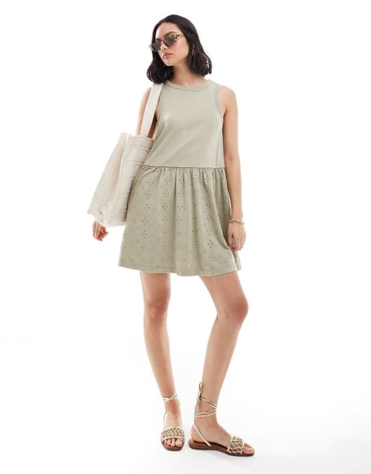 ASOS DESIGN – Ribbad miniklänning med linne och broderad kjol i salviagrönt - Image 1