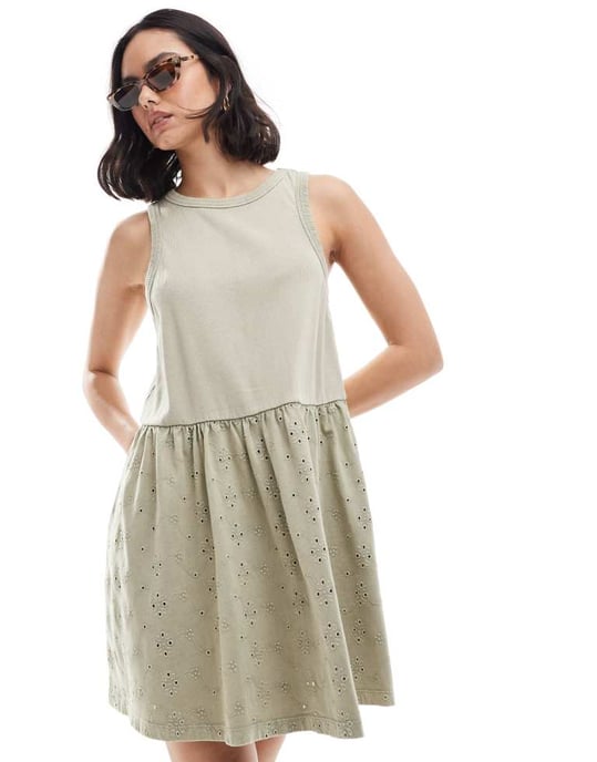 ASOS DESIGN – Ribbad miniklänning med linne och broderad kjol i salviagrönt - Image 2