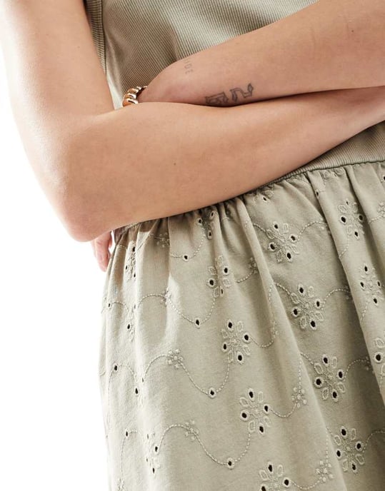 ASOS DESIGN – Ribbad miniklänning med linne och broderad kjol i salviagrönt - Image 3