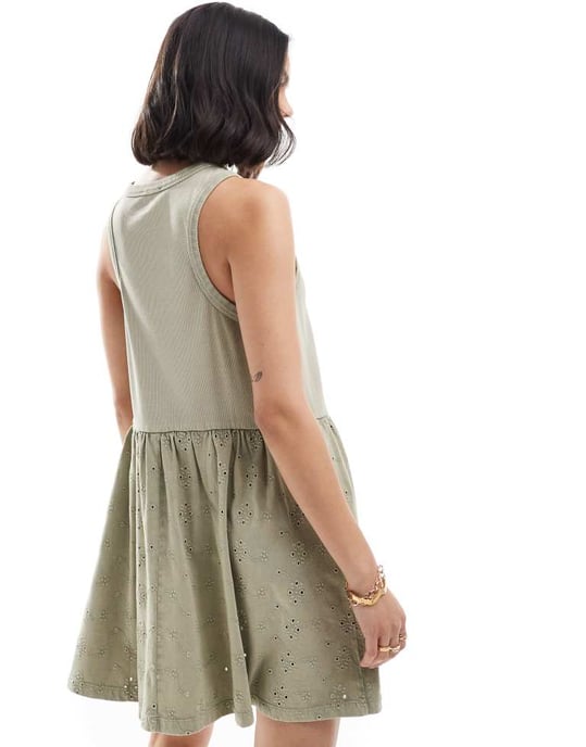 ASOS DESIGN – Ribbad miniklänning med linne och broderad kjol i salviagrönt - Image 4
