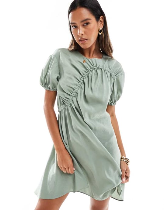 ASOS DESIGN – Salviagrön miniklänning med puffärmar och smockdetaljer i cupro-modell - Image 1