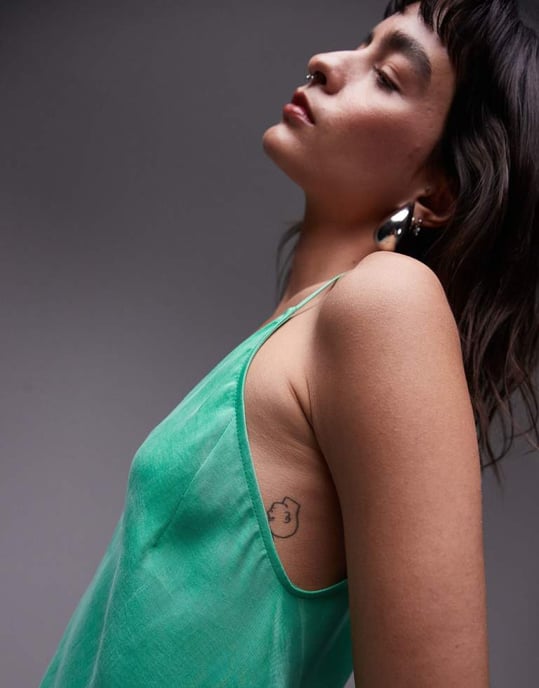 Topshop – Premium – Grön midiklänning med en axel och avskuren fåll - Image 3