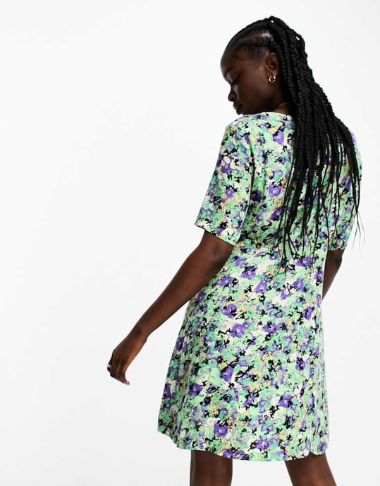 Monki – Grön blommig miniklänning med knappar - Image 2