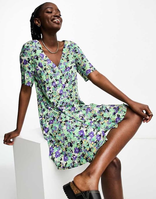 Monki – Grön blommig miniklänning med knappar - Image 3