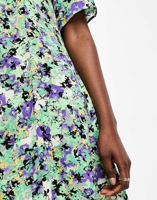 Monki – Grön blommig miniklänning med knappar - Image 4