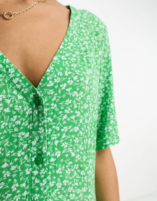 Monki – Miniklänning med knappar och blommigt tryck i grönt och ängsmönster - Image 3