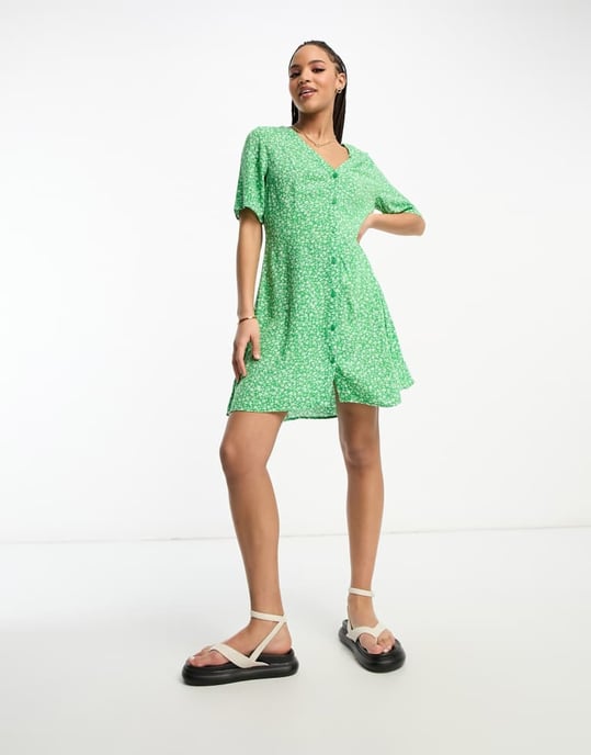 Monki – Miniklänning med knappar och blommigt tryck i grönt och ängsmönster - Image 4