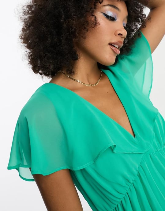 ASOS DESIGN – Smaragdgrön miniklänning med utsmyckade ärmar och v-ringning - Image 2