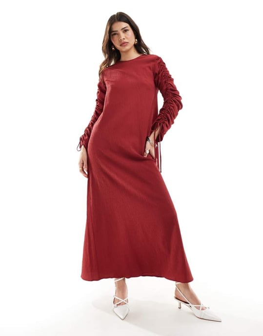 ASOS DESIGN – Röd maxiklänning med rynkade ärmar och krinklad detalj - Image 1
