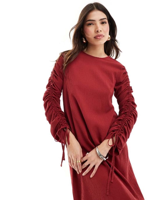 ASOS DESIGN – Röd maxiklänning med rynkade ärmar och krinklad detalj - Image 2