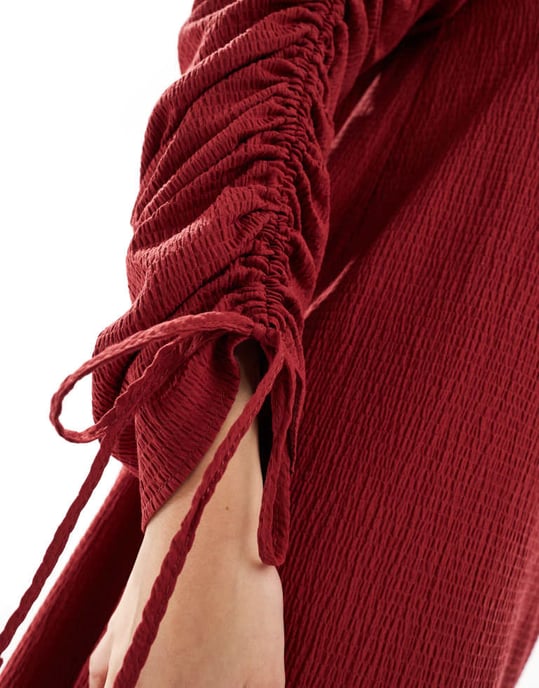 ASOS DESIGN – Röd maxiklänning med rynkade ärmar och krinklad detalj - Image 3