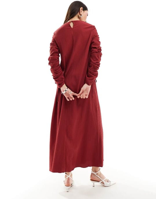 ASOS DESIGN – Röd maxiklänning med rynkade ärmar och krinklad detalj - Image 4