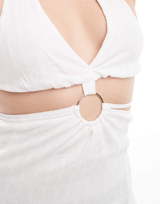 Missyempire – Vit maxiklänning med halterneck och ringdetalj - Image 4