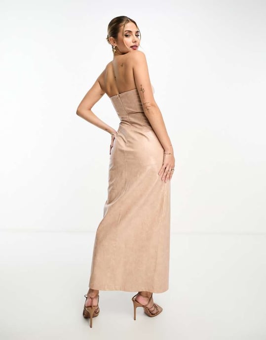 Miss Selfridge – Taupefärgad maxiklänning i bandeau-modell i vinylimitationsläder - Image 2